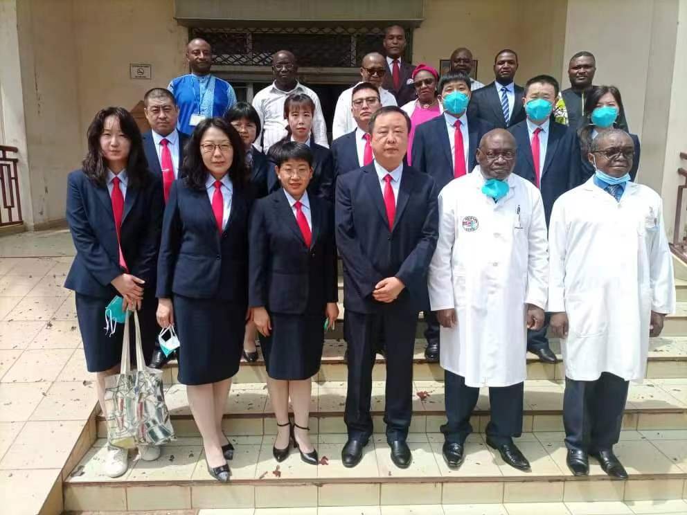 The 22 Chinese medical team and their Cameroonian colleagues of the Gynaeco-Obstetric and Pediatric Hospital of Yaoundé