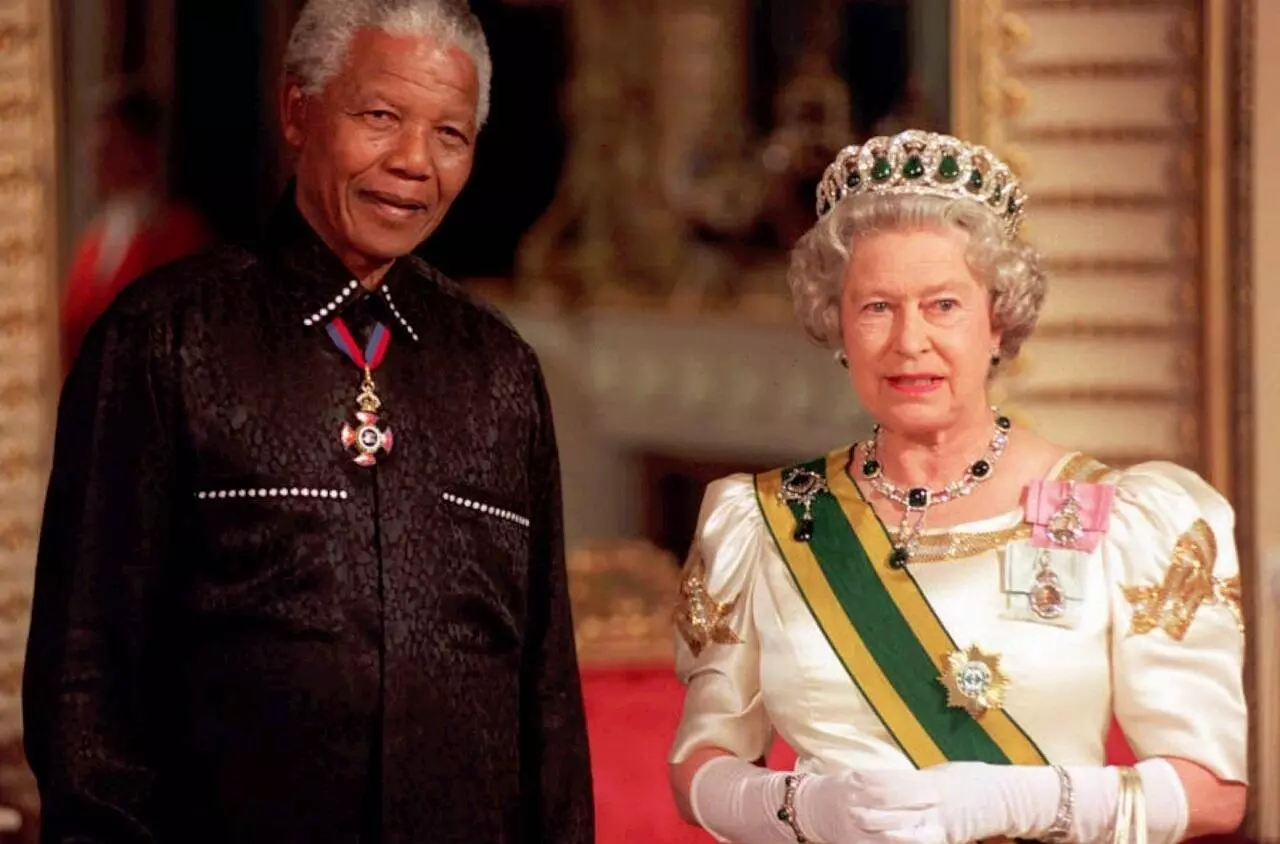 Le président sud-africain Nelson Mandela accueilli à Buckingham Palace par la reine Elizabeth II, le 9 juillet 1996. © AP